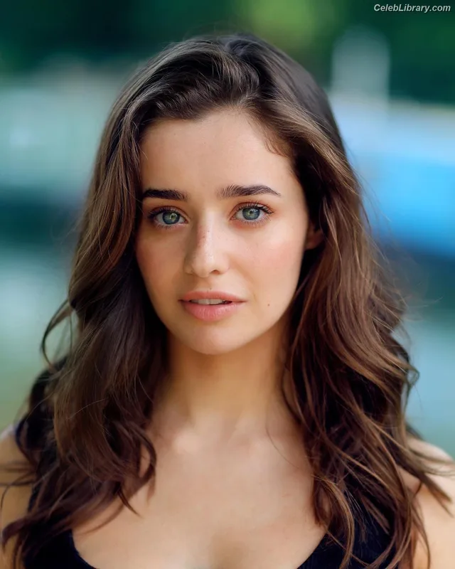 Holly Earl photo 14 of 65