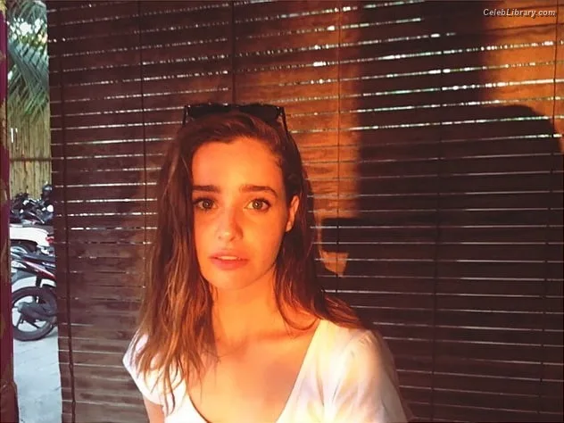 Holly Earl photo 15 of 65