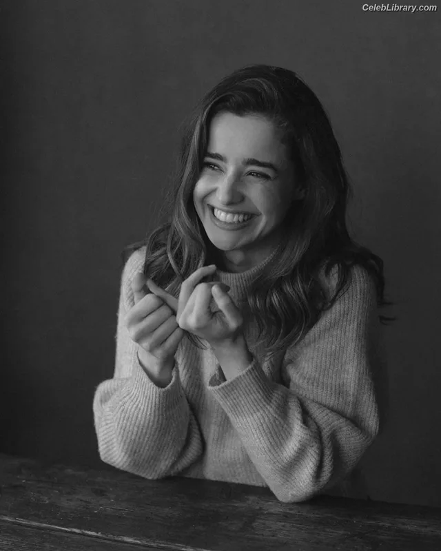 Holly Earl photo 19 of 65