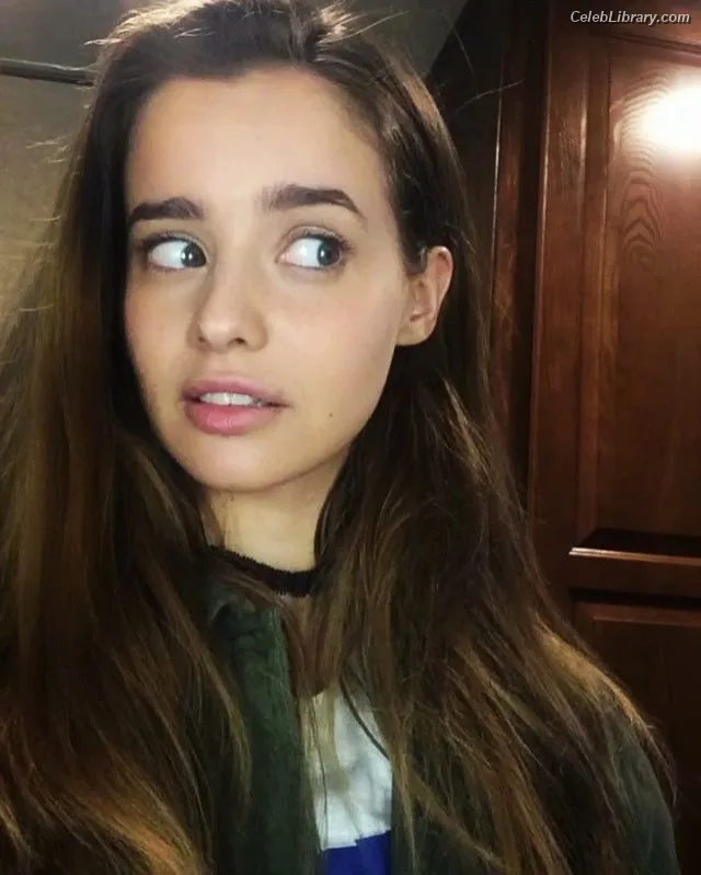 Holly Earl photo 21 of 65