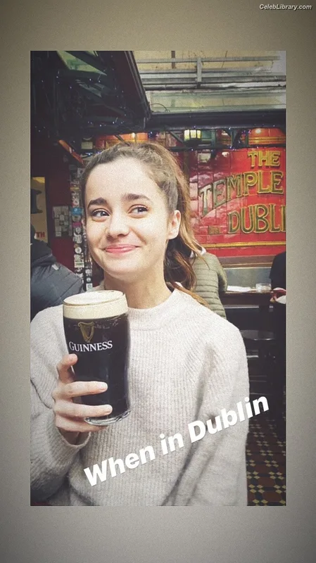 Holly Earl photo 22 of 65
