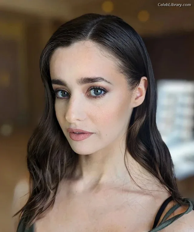 Holly Earl photo 2 of 65