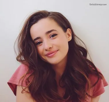 Holly Earl photo 3 of 65
