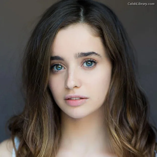 Holly Earl photo 4 of 65