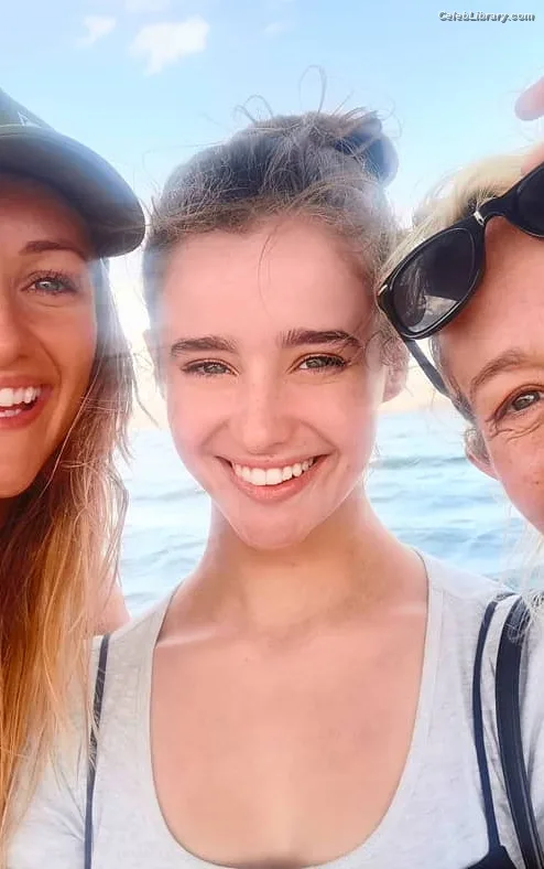 Holly Earl photo 5 of 65