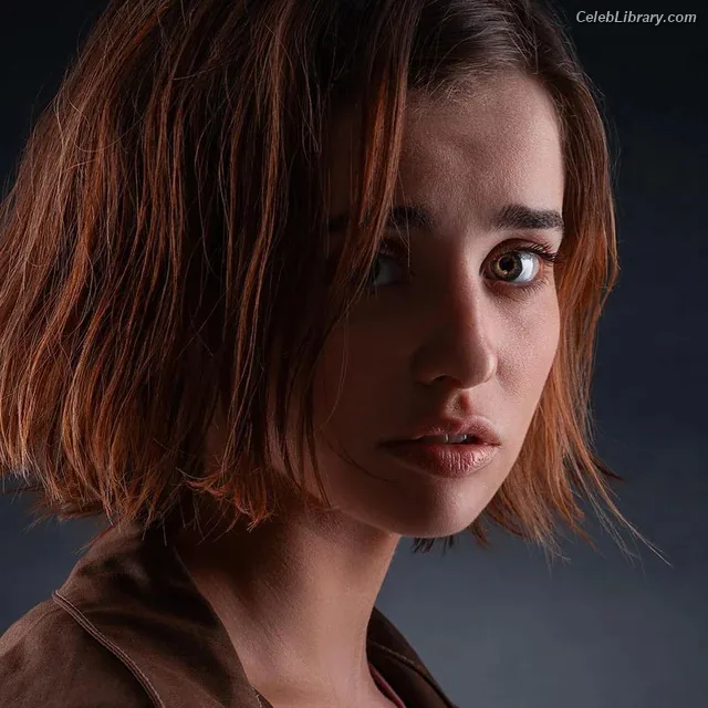 Holly Earl photo 6 of 65