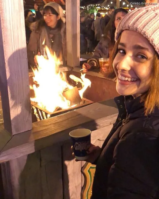 Holly Earl photo 11 of 65