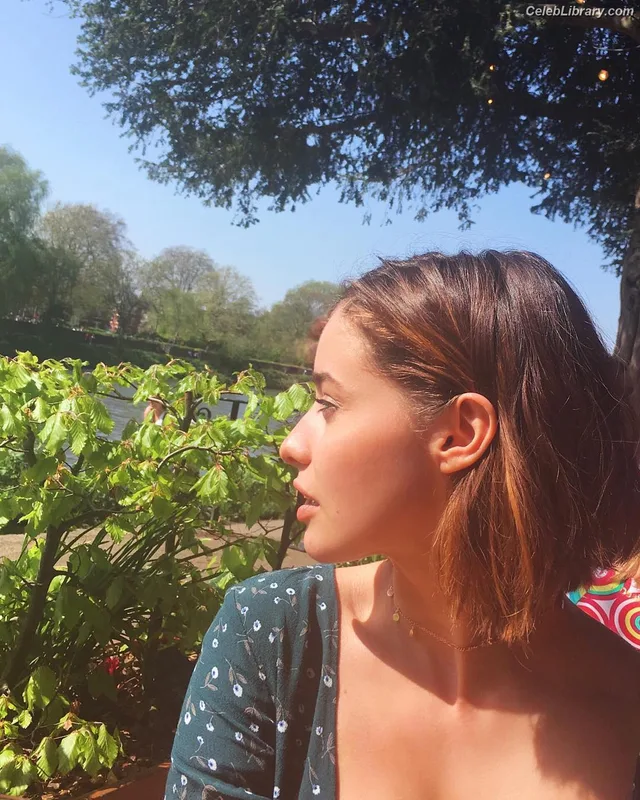 Holly Earl photo 12 of 65