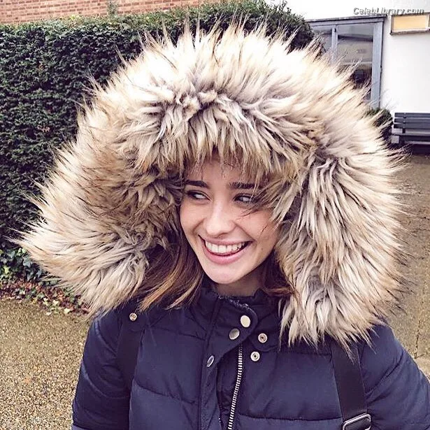 Holly Earl photo 13 of 65