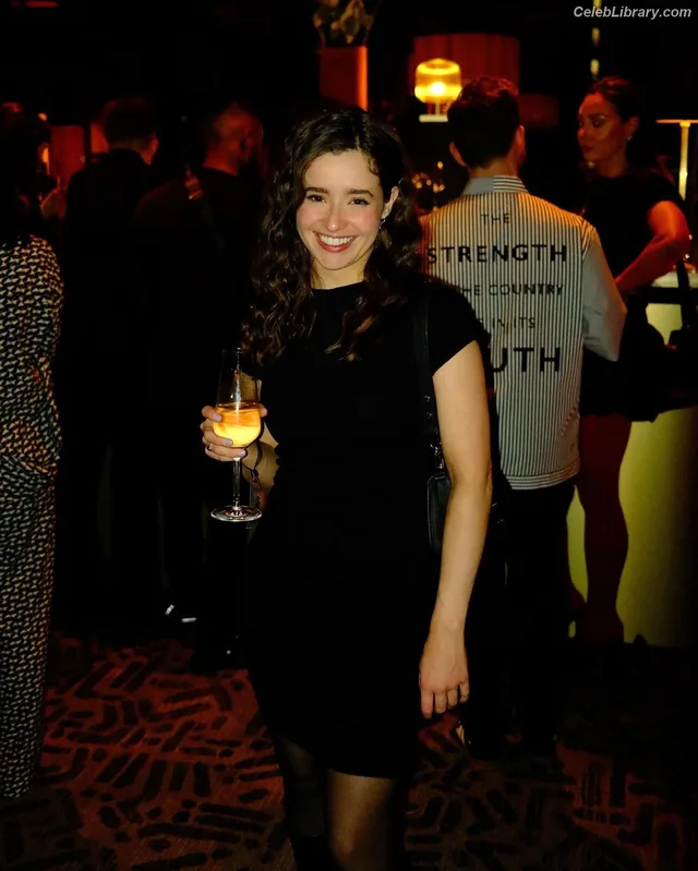 Holly Earl photo 16 of 65