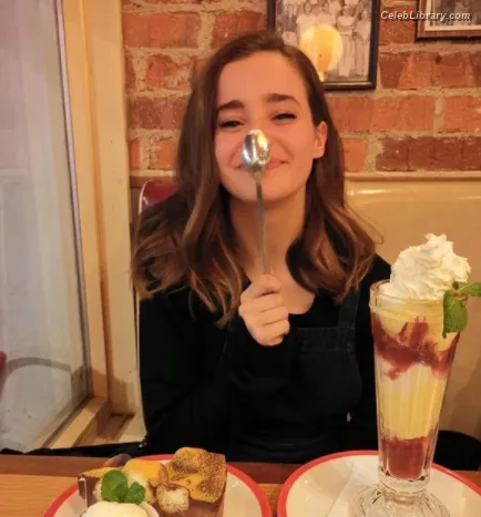 Holly Earl photo 18 of 65