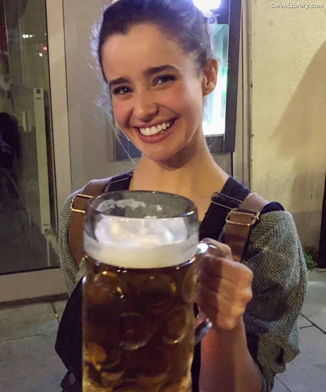 Holly Earl photo 19 of 65