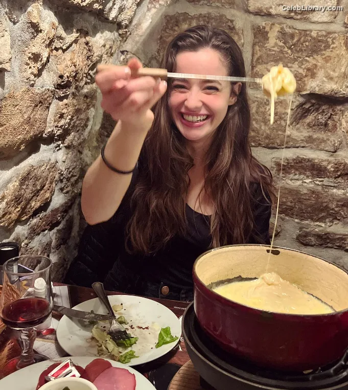 Holly Earl photo 20 of 65