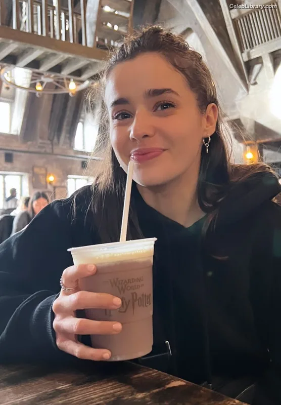Holly Earl photo 22 of 65