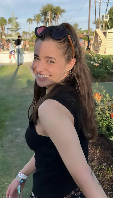 Holly Earl photo 23 of 65