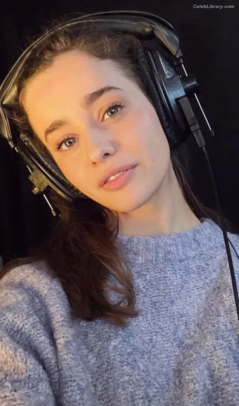 Holly Earl photo 2 of 65