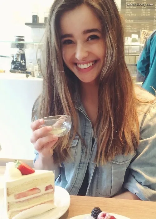 Holly Earl photo 4 of 65
