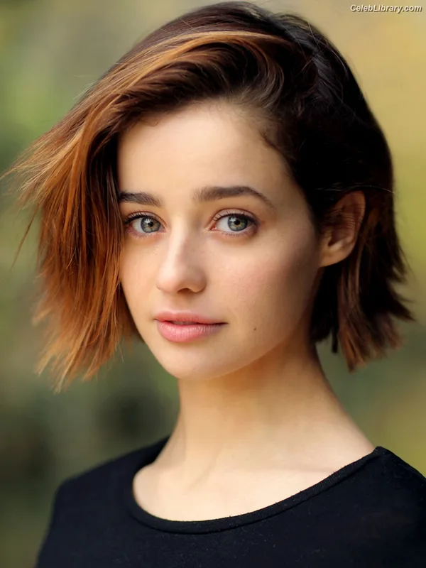 Holly Earl photo 6 of 65