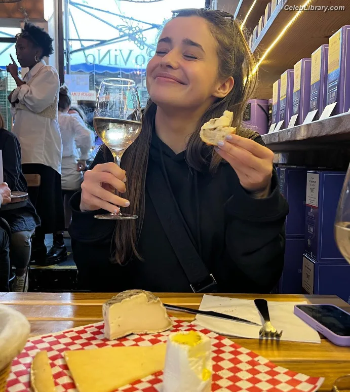 Holly Earl photo 8 of 65