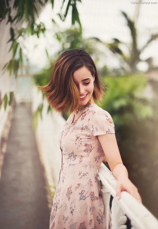 Holly Earl photo 9 of 65