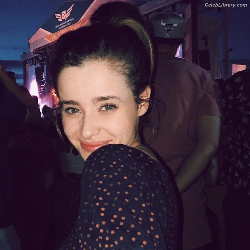 Holly Earl photo 11 of 65