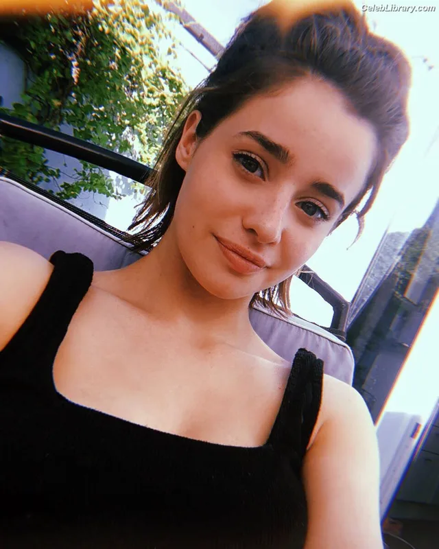 Holly Earl photo 12 of 65