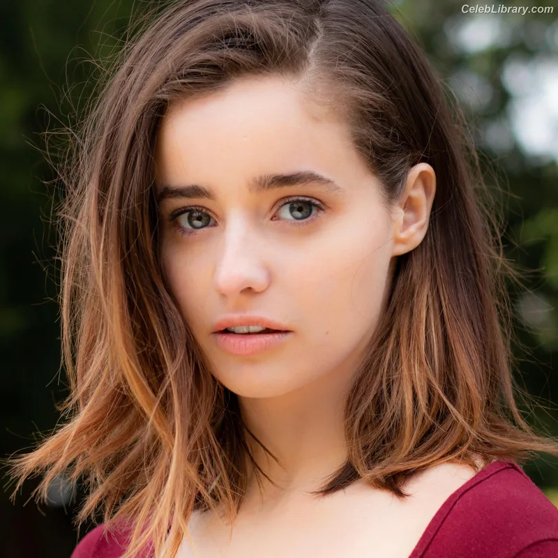 Holly Earl photo 13 of 65