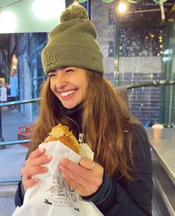 Holly Earl photo 14 of 65