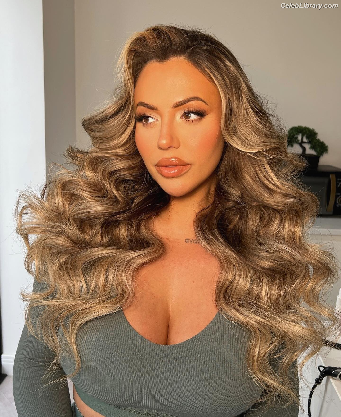 Holly Hagan photo 10 of 239