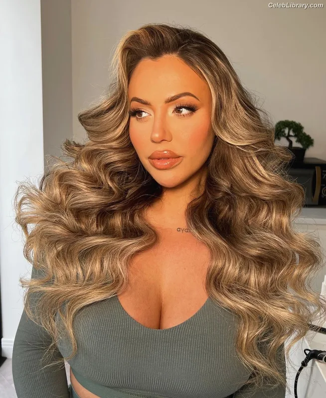 Holly Hagan photo 10 of 239
