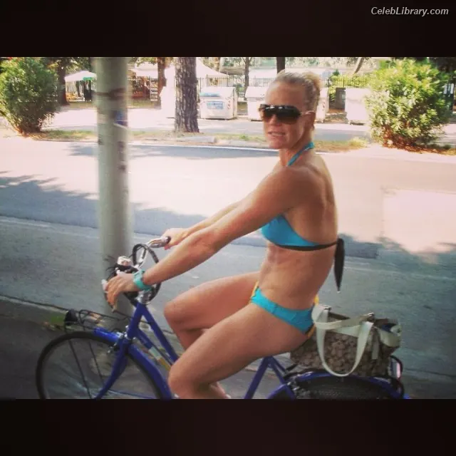 Holly Holm photo 4 of 344