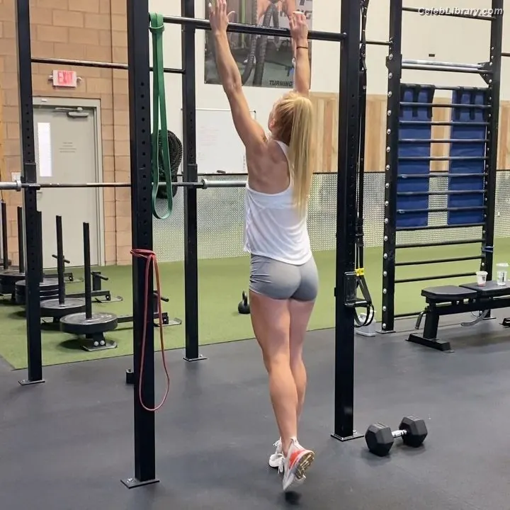 Holly Holm photo 9 of 344
