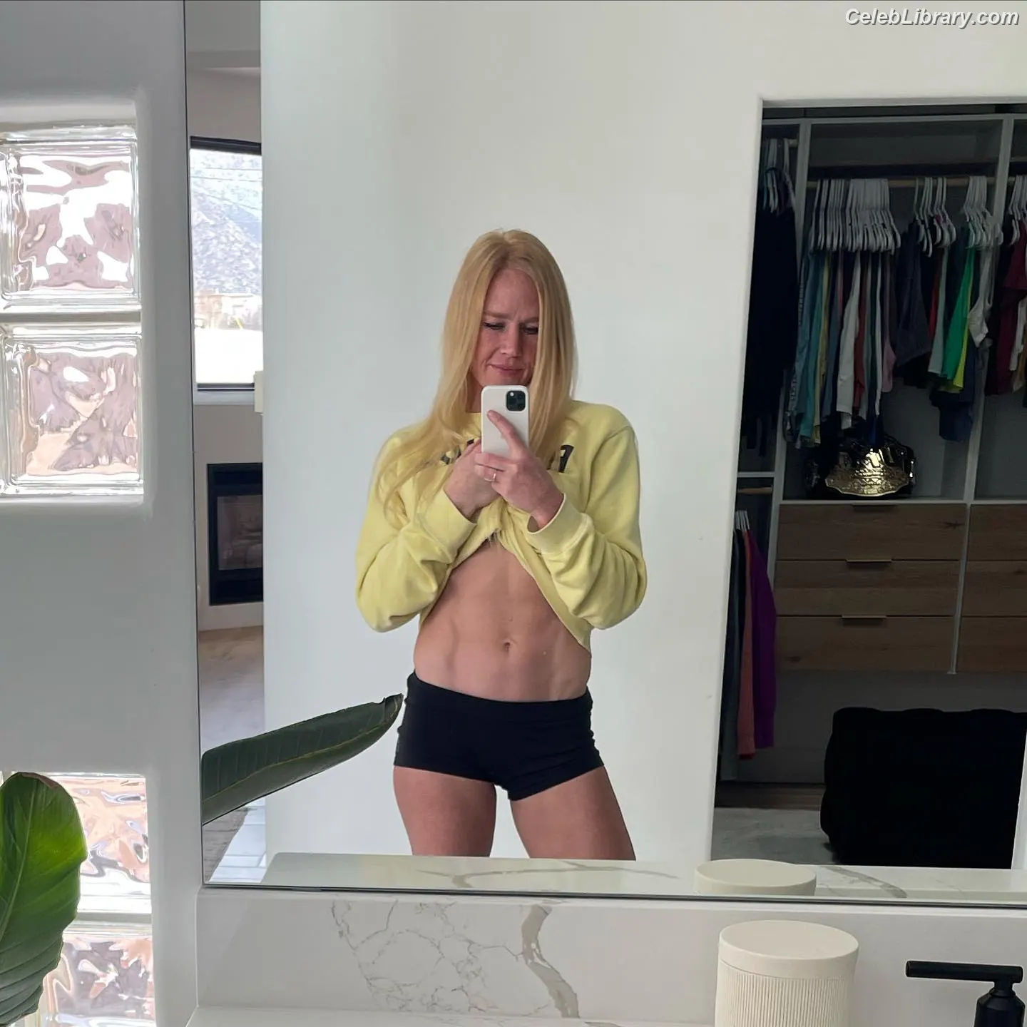 Holly Holm photo 3 of 344