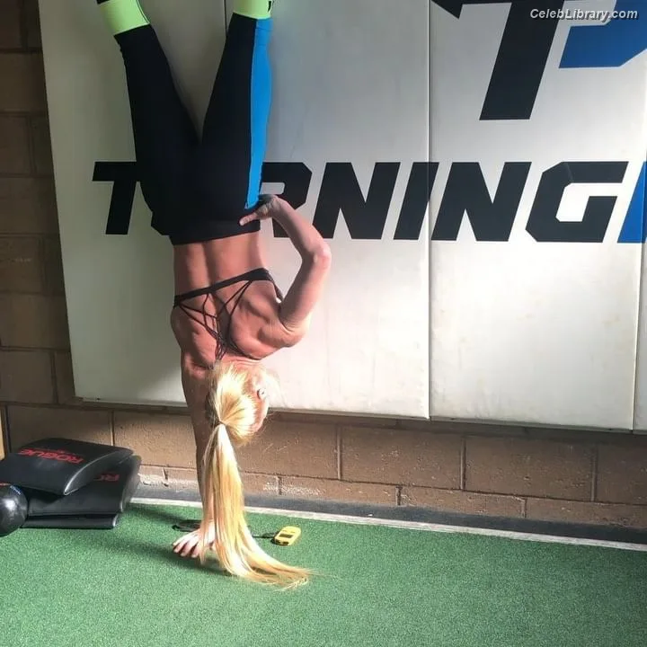 Holly Holm photo 2 of 345