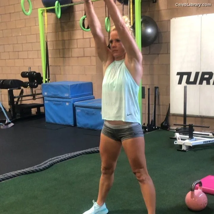 Holly Holm photo 17 of 345