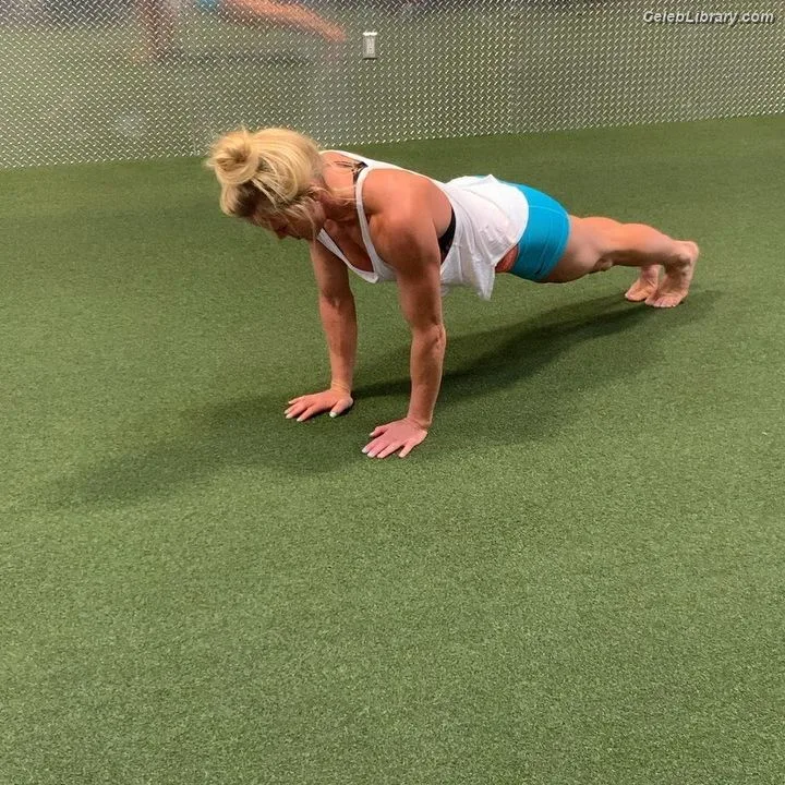 Holly Holm photo 21 of 345