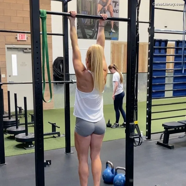 Holly Holm photo 7 of 345