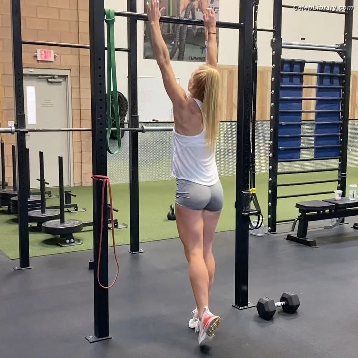 Holly Holm photo 9 of 345
