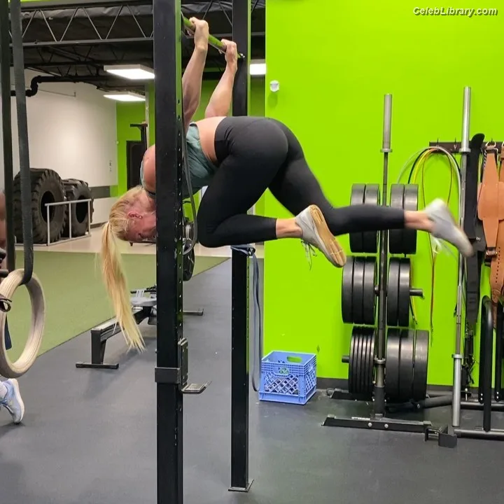 Holly Holm photo 11 of 345