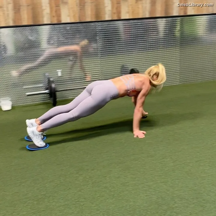 Holly Holm photo 15 of 345