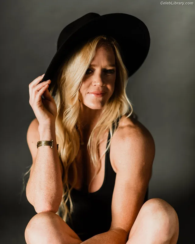 Holly Holm photo 1 of 345