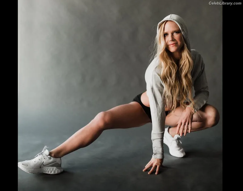 Holly Holm photo 21 of 345