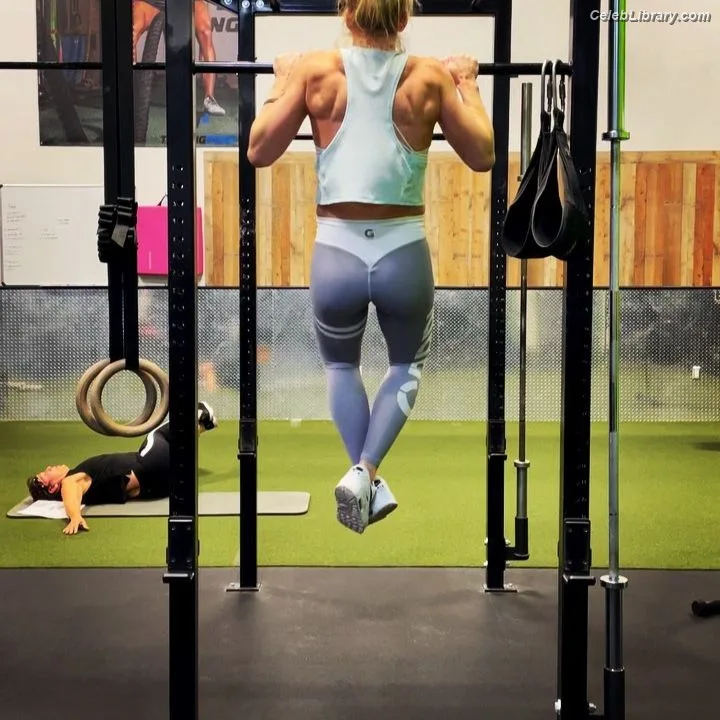 Holly Holm photo 1 of 345