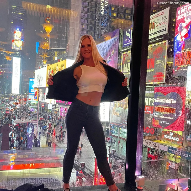 Holly Holm photo 1 of 345