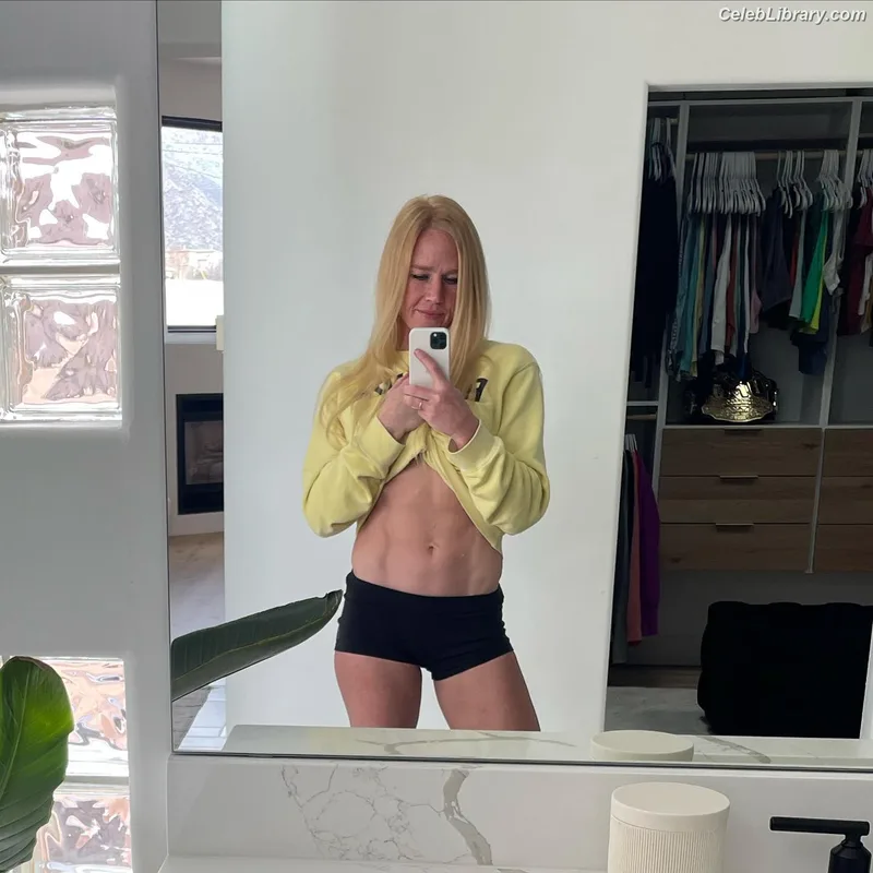Holly Holm photo 3 of 345
