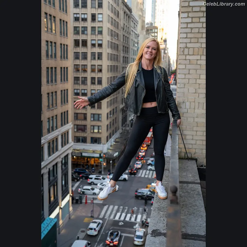 Holly Holm photo 17 of 345