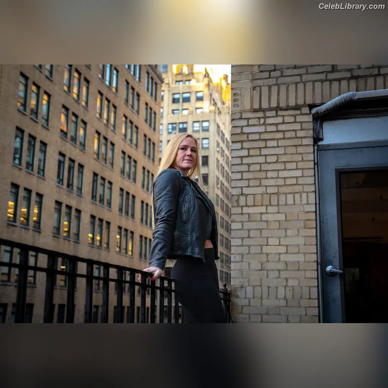 Holly Holm photo 19 of 345