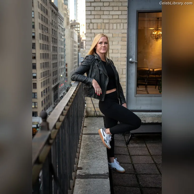 Holly Holm photo 24 of 345