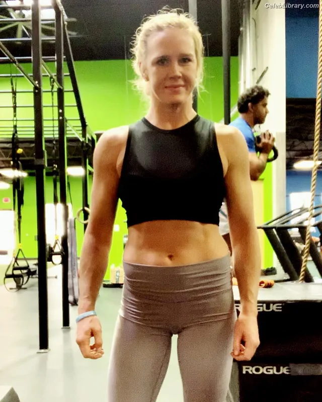 Holly Holm photo 17 of 345