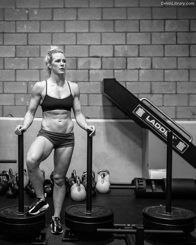 Holly Holm photo 18 of 345